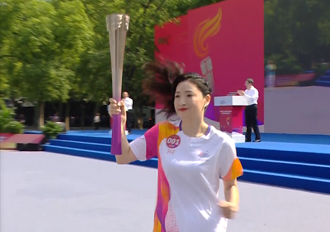 杭州亚运会火炬传递开始 奥运冠军罗雪娟第一棒